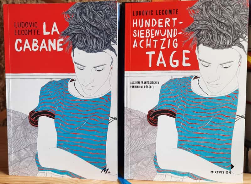 Zwei Cover des Jugendbuchs von Ludovic Lecomte, links mit dem französischen Titel, rechts mit dem deutschen Titel. Die Illustration, die Zeichnung eines nachdenklich nach unten blickenden Jungen in rot-blau gestreiftem T-Shirt, ist auf beiden Covern gleich.